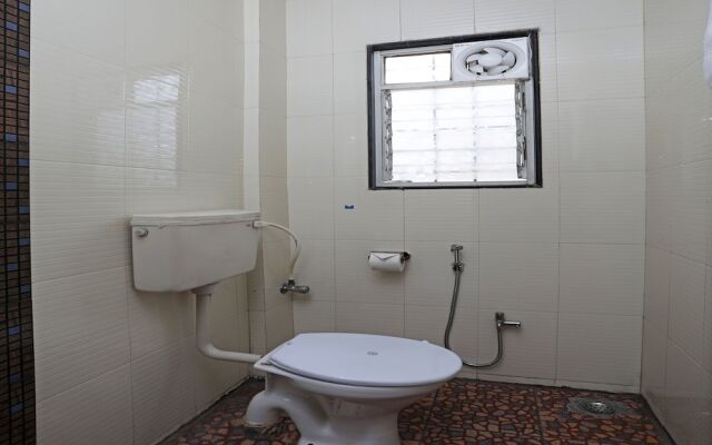 OYO 8996 Hotel Pioneer