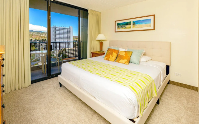 Waikiki Sunset Close to Beach with Parking