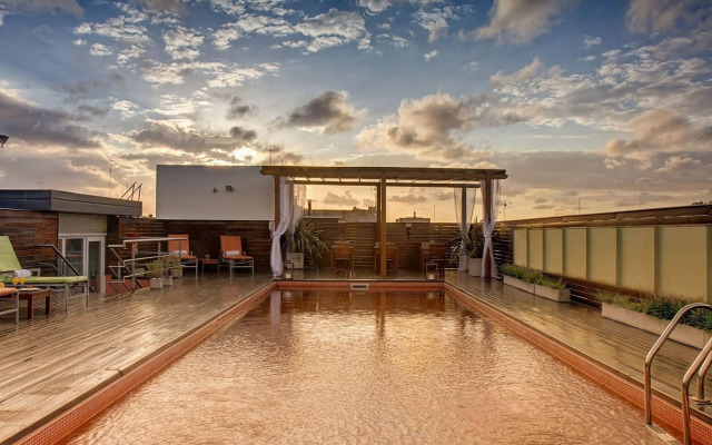 Broadway Hotel & Suites