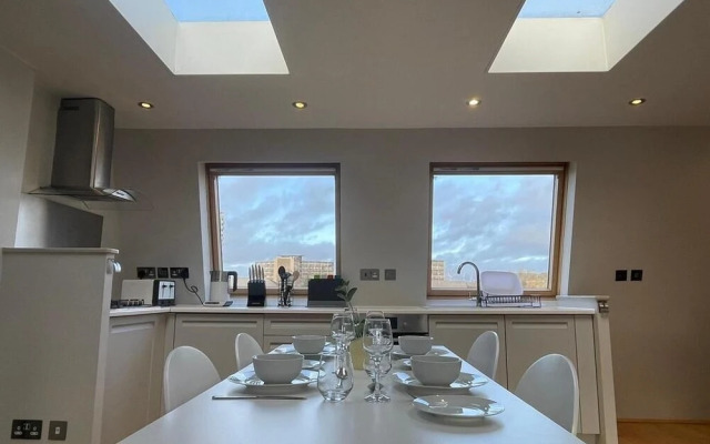 Modern Two Bedroom Apartment in Fulham by Sojo Stay