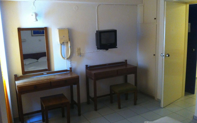 Kassavetis Center - Hotel Studios & Apartments