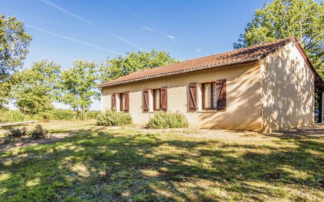 Modern Holiday Home in Salignac-Eyvigues with Swimming Pool