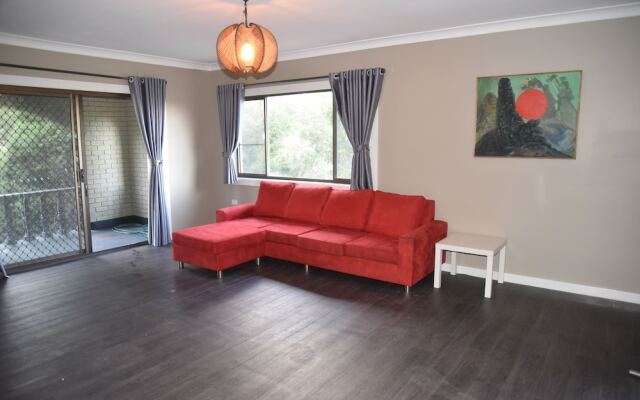 Warrawong holiday big home