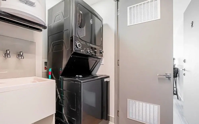 w Sophisticated 1BR w Great Deco in Centriqo
