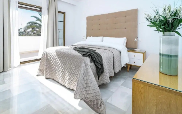AB4 - Lovely Holiday Home Walking Distance, Beach