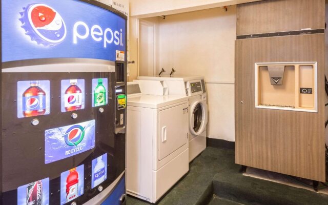 Econo Lodge Inn & Suites Heavenly Village Area