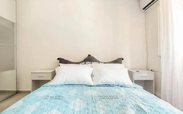 Quite 6 Person Apt, 8 min walk to German Colony