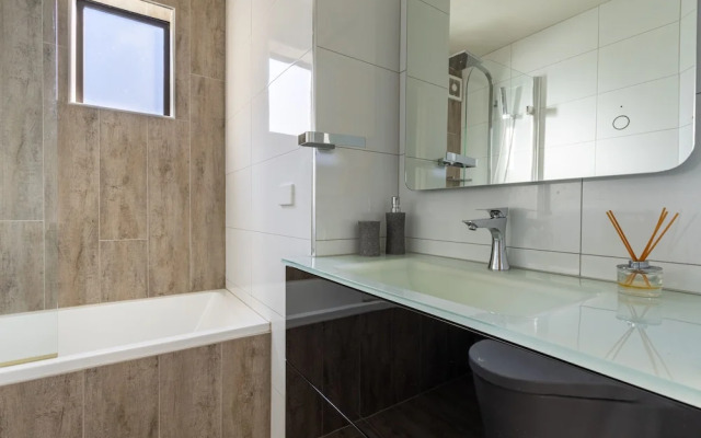 High-end 3BR House - Skytower View