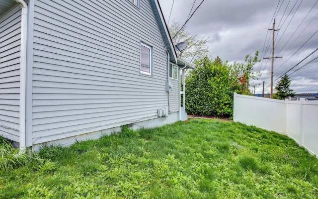 3 Mi to Dtwn Tacoma: Pet-friendly Home