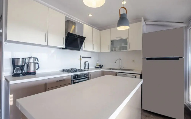 Sleek Flat Near Public Transportation in Maltepe