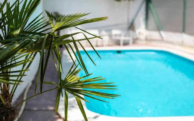 Newly renovated room w Pool y BikeParking