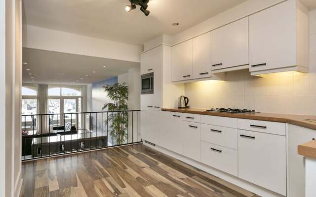 Spacious Luxury Apartment With Beautiful Views of the Marina