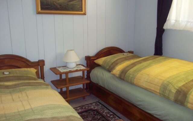 The Cozy Cubbyhole B&B