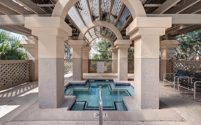 Colonnade Club 200 by Vtrips