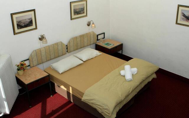 Ron Hotel