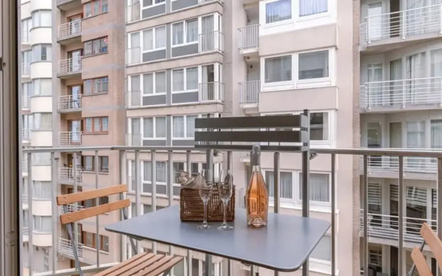 Warm Cozy Lateral Seaview Apartment