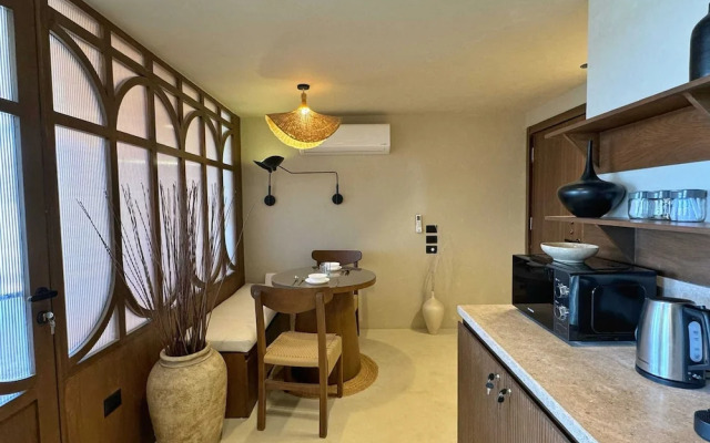 The 2 BDR Pyramids Vista w/ Bathtub