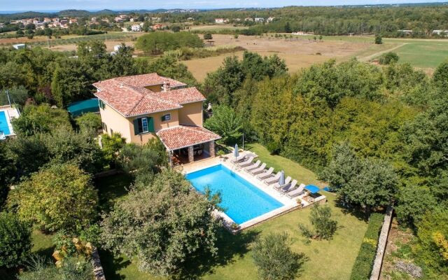 Comfortable Villa Next To a Forest with Private Pool, Porec And Beach at 10 Km