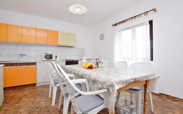Apartment and Rooms Mila