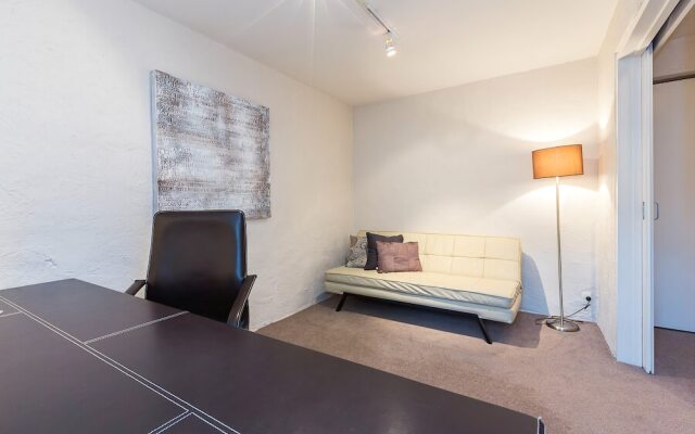 Como Mezzanine Retreat