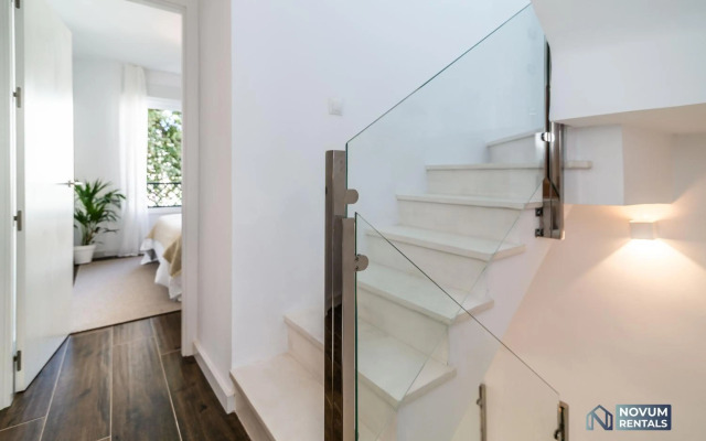 TOP RENOVATED 3-BDRM TOWNHOUSES with POOL, BBQ & ROOFTOP TERRACES