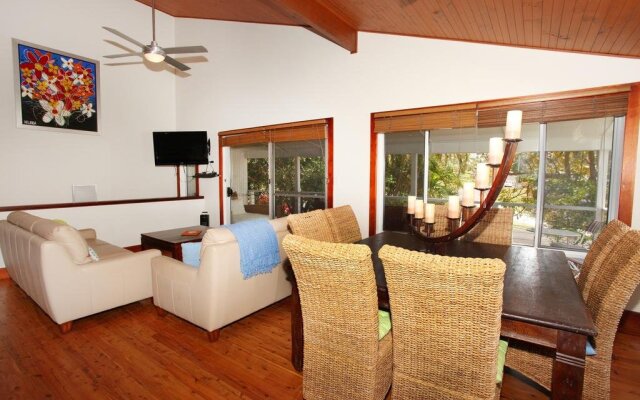 Mayfield 23 Holiday House