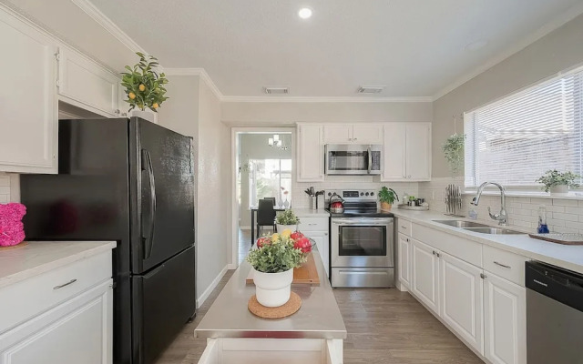 Beat the Heat in Katy w Pool