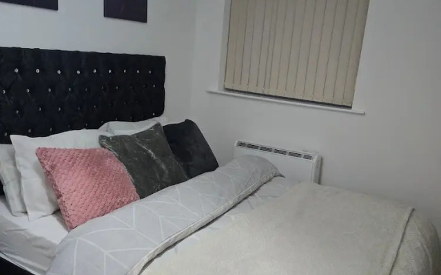 Emerald Apartment With Triple A Star Proximity
