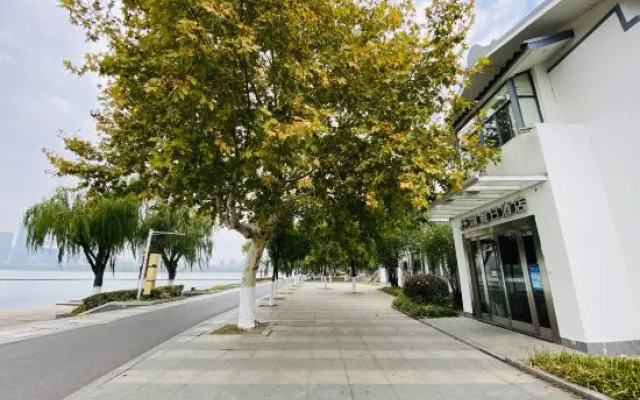 Holiday Inn Huanhu (Nanjing Railway Station Xuanwuhu Branch)