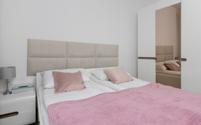 Gdańsk City Center Modern by Renters