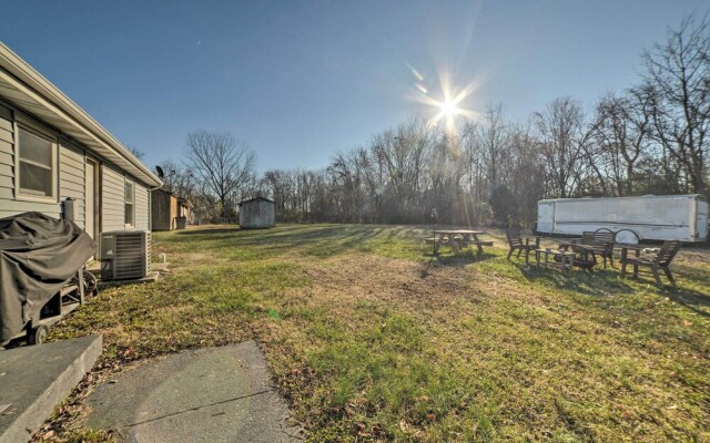 Clarksville Retreat: Half Mile to Fort Campell!
