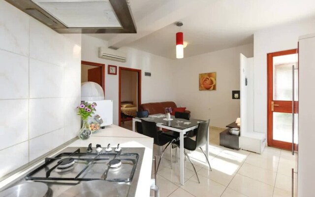 Nearby Beach, Modern Apartment Arena