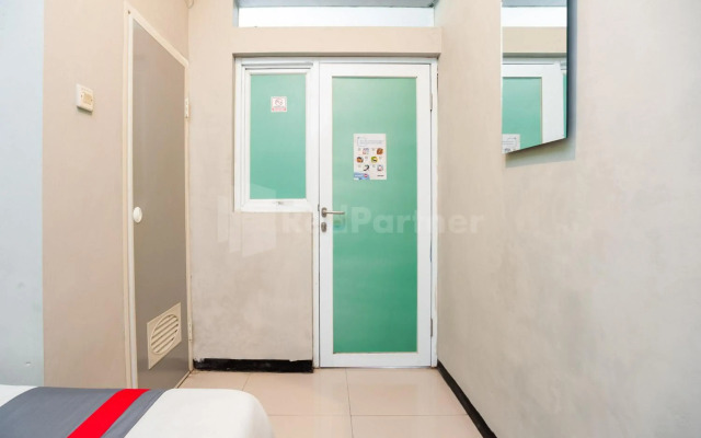 Super OYO 2223 J&b Room Utan Kayu