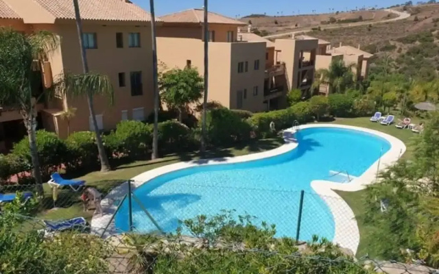 Apartmentsleeps4-golfclub-freeparking-bbq-pool-ac