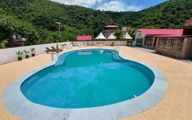 Shalom Farmhouse by the hillside