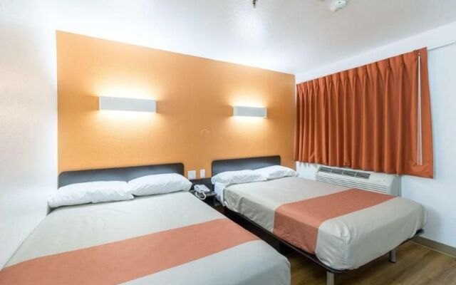 Motel 6 North Kirkland