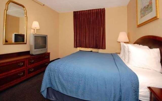 Econo Lodge Inn & Suites