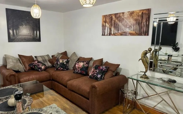 Smethwick - House - Sleeps 8 - Parking