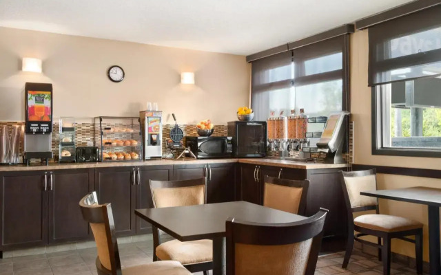 Econo Lodge Causeway Bay