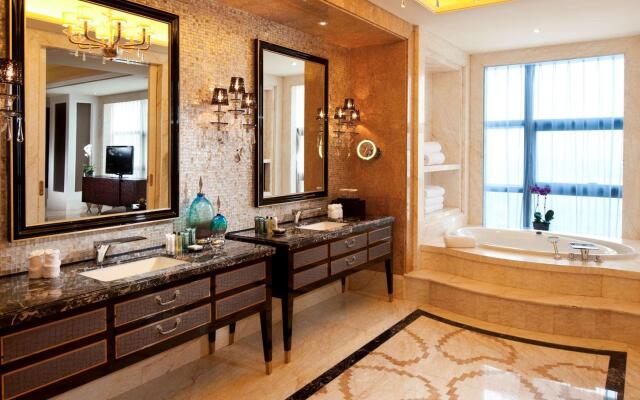 Hilton Guangzhou Baiyun - Free Shuttle for Canton Fair Period, Close to Luhu Golf Club & Leather Market