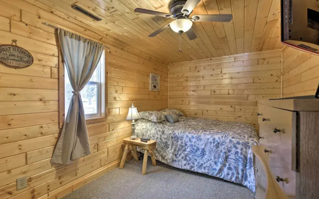 Charming Lost Lake Cabin: Fish, Boat & Hunt!
