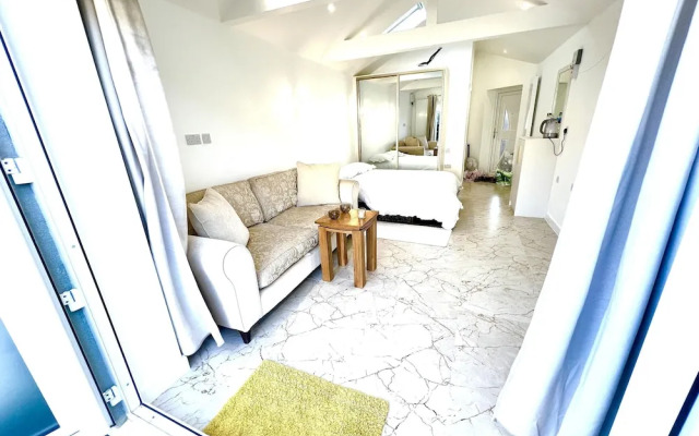 Stunning 1-bed Studio in Greenford