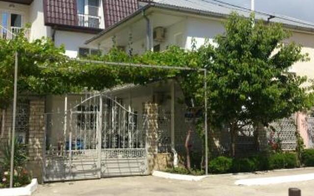 Nadezhda Guesthouse