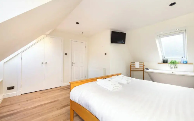 JOIVY Inviting Flat Near Edinburgh Castle W/ Parking