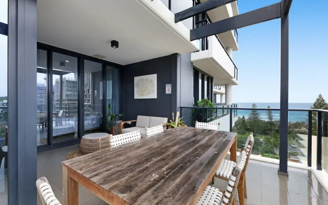 Luxe Beachfront 2-bed With Gym, Pool & Views