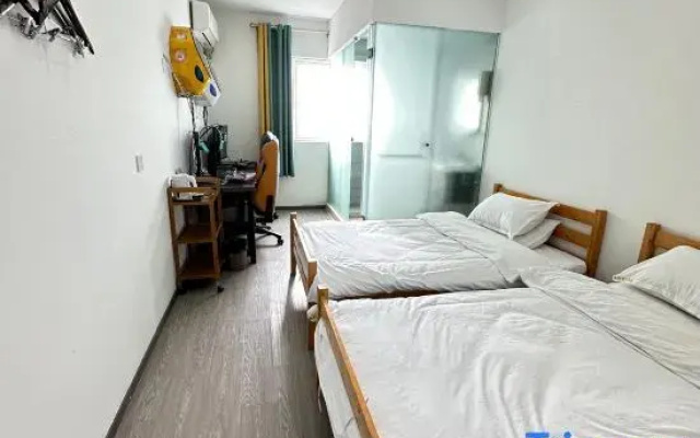 Shanghai Xinfeng E-Sports Hotel (Waigang Town Business College)