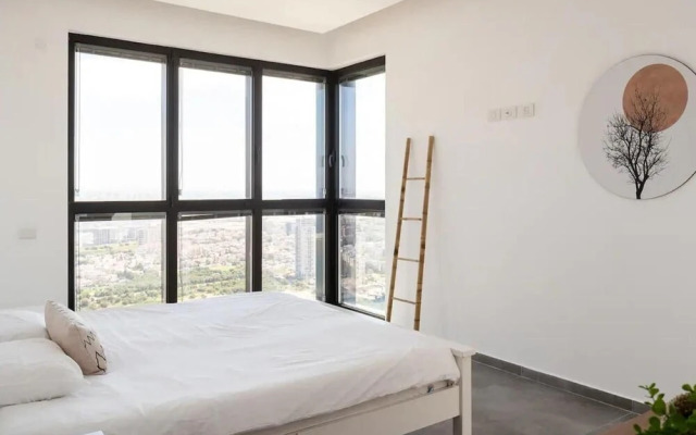 Luxury Penthouse on High Floor with Hot Tub