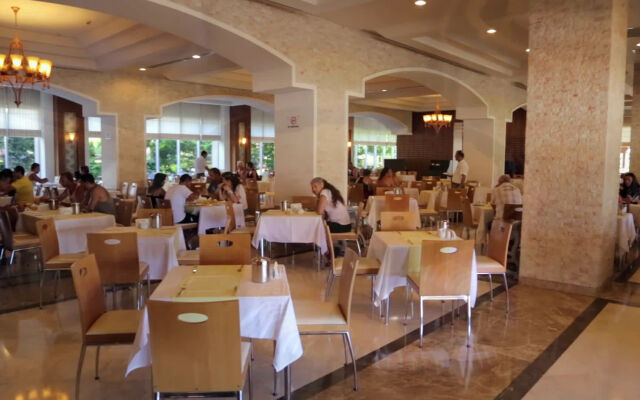 Crystal De Luxe Resort & Spa – All Inclusive