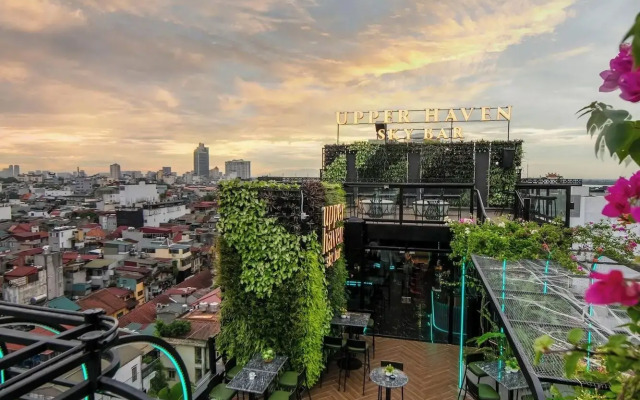 May de Ville Crown Hotel