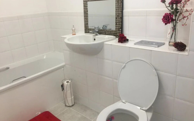 2 Bed Flat, Dedicated Workspace, Parking, 4KTV